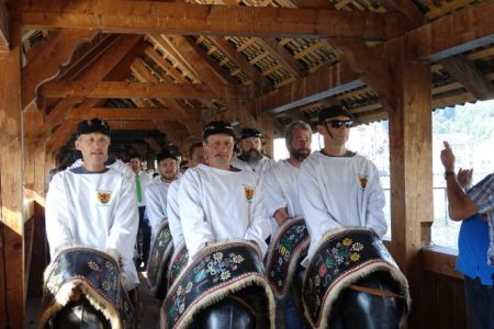 beef.ch_Luzern_2019_Eroeffnung_Trychlergruppe_Kapellbruecke.JPG